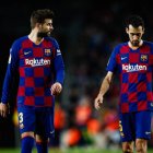 Piqué y Busquets durante un partido de Liga contra el Levante