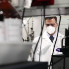 Pedro Sánchez durante su visita a la farmacéutica  Janssen Cilag.