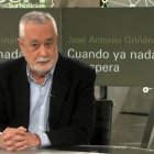 El expresidente de la Junta de Andalucía, José Antonio Griñán, en la presentación de su libro 'Cuando ya nada se espera'.