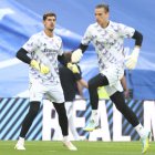 Courtois y Lunin, en el calentamiento de un partido del Real Madrid.