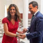 El presidente de la Junta de Andalucía, Juanma Moreno, saludando a la exdiputada de Vox, Macarena Olona.