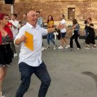 Baldoví bailando en la fiesta de Compromís en El Puig