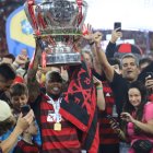 Jugadores y seguidores de Flamengo, con el trofeo de la Libertadores.