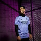 Asensio posa con una de las nuevas camisetas del Real Madrid.