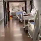 Un pasillo interno con pacientes ingresados en camas en el Hospital La Ribera.