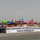 Protesta por los despidos en la base aérea de Morón de la Frontera, en Sevilla.