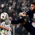 Sergio Ramos, en una acción ante Milik, en el PSG-Juventus de anoche.