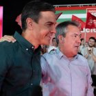 El secretario general del PSOE y presidente del Gobierno, Pedro Sánchez, con el secretario del PSOE-A, Juan Espadas.