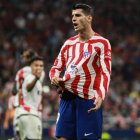 Álvaro Morata, quejándose de un agarrón de su camiseta.