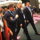 Imagen de Sandra Gómez, Ximo Puig y Francesc Colomer durante su visita a la WMT de Londres.