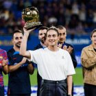 Alexia Putellas ofreciendo su reciente Balón de Oro a la afición del Barcelona