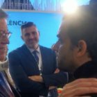 Ximo puig junto a Jordi Mayor, diputado de Turismo en la Diputación de València, charlando con Juan Antonio Segredo, alcalde de Paterna.