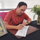 El alcalde de Finestrat, Juanfran Pérez Llorca, firmando en el libro de condolencias