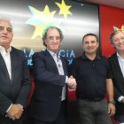 Firma del acuerdo con Jesús Álvarez (TVE) y Pedro Pablo San Martín (TVE), vicepresidentes Asociación Española de la Prensa Deportiva, Julián Redondo, presidente Asociación Española de la Prensa Deportiva, y Bernabé Cano, alcalde de La Nucía