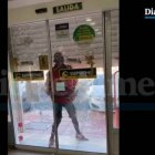 El inmigrante durante su ataque al supermercado en Ruescas.