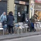 Padres colocando sillas en la calle San Vicente