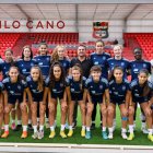 Las integrantes de la selección española femenina sub17 junto a Sergio Villalba concejal de Deportes y Bernabé Cano, alcalde de La Nucía.