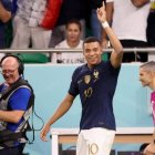 Mbappé, celebrando uno de los dos goles que marcó ante Polonia.