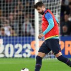 Gerard Piqué calentando en el partido contra el Almería