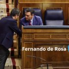 El ministro de la Presidencia, Félix Bolaños, y el presidente del Gobierno, Pedro Sánchez, conversan en el Congreso de los Diputados.