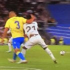 Fali, agrediendo a Rodrygo en el encuentro de ayer en el Bernabéu.