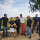 Mazón con militantes populares en el Puerto de Catarroja durante el concurso de all i pebre de este fin de semana.