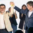 El secretario general de Junts, Jordi Sànchez, y el expresidente de la Generalitat, Carles Puigdemont, se dan la mano durante el Congreso de su partido en Francia