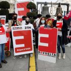 Simpatizantes portan pancartas con el logotipo de España Vaciada.