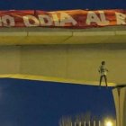 Muñeco con la camiseta de Vinicius colgado de un puente de la M-40 en Madrid.