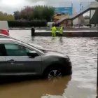 Imagen de operarios municipales colocando las compuertas con el barranco ya desbordado.