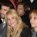 Gerard Piqué junto a Shakira y su madre.