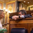 Yolanda Díaz, este jueves conversando en el Congreso con Patxi López.