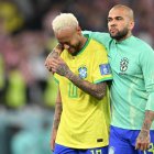 Neymar, junto a Dani Alves, desconsolado tras la derrota ante Croacia.