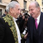 Mario Vargas Llosa con el Rey Juan Carlos en París.