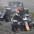 Así quedaron los coches de Hamilton y Verstappen tras el choque entre ambos.