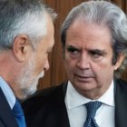 El expresidente andaluz, José Antonio Griñán junto al que fue su abogado en el caso ERE, José María Mohedano.