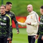 Ten Hag, dando instrucciones a Cristiano Ronaldo en un entrenamiento del United.