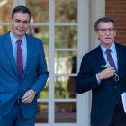 El presidente del Gobierno y líder del PSOE, Pedro Sánchez, con el presidente del PP, Alberto Núñez Feijóo.