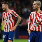 Griezmann y Saúl se lamentan de lo ocurrido tras el final del partido ante el Leverkusen.