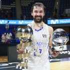 Sergio Llull, con los trofeos de campeón y MVP de la Final de la Supercopa.