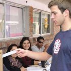 Un jóven votando en un simulacro de referéndum.