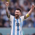 Leo Messi alza los brazos, victorioso, tras ganar a Croacia.