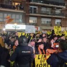 Manifestación de los aficionados del Valencia CF contra la gestión de Peter Lim y Merinton a las puertas del Mestalla en el partido contra el Athletic.