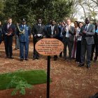 Pedro Sánchez tras plantar un árbol durante su visita a Nairobi (Kenia).