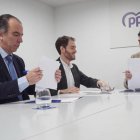 Los diputados Carlos García Adanero y Sergio Sayas, y el presidente del PPN, Javier García.