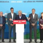 El expresidente Felipe González, acompañado por Sánchez y Zapatero, así como dirigentes del PSOE, presentando los actos del 40 aniversario.