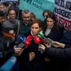 La portavoz de Más Madrid en la Asamblea, Mónica García, atiende a los medios de comunicación durante la manifestación.