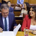 El líder del PSOE-A, Juan Espadas, junto a la diputada socialista Ángeles Férriz, en el Parlamento.