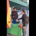 Una chica ataca la carpa de Vox en Patraix