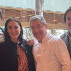 Íñigo Onieva y Tamara Falcó con Hugo Arévalo (a la derecha de la imagen),